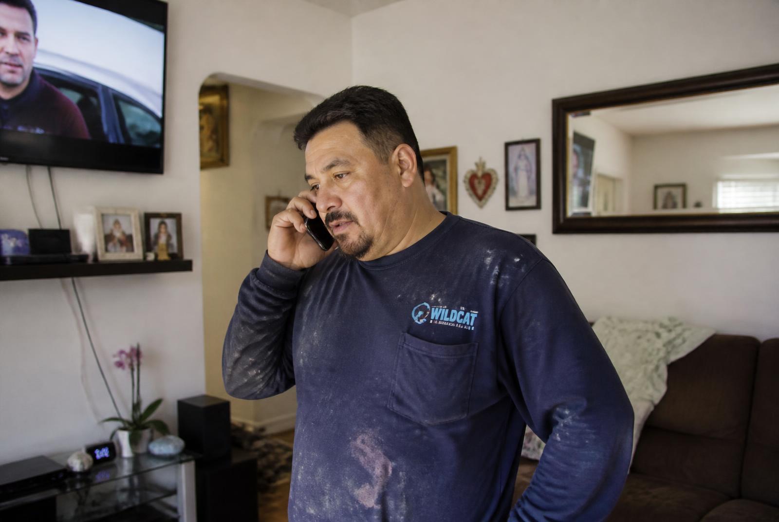 Hombre hablando por teléfono con su asesor en su casa